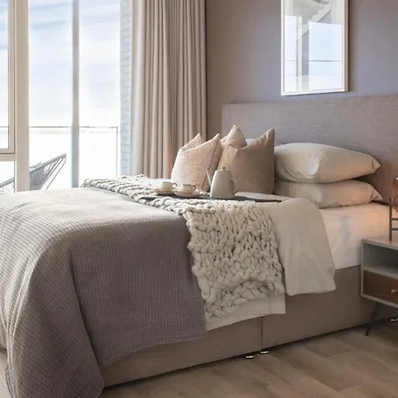 Stylish Large Flat In Perfect Location With Private Balcony And Sea View In 5 *