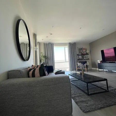 Stylish Large Flat In Perfect Location With Private Balcony And Sea View In 5 Dublín